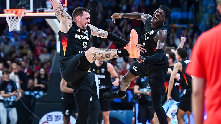 Daniel Theis (links) und Isaac Bonga, Welt- und Europameister.