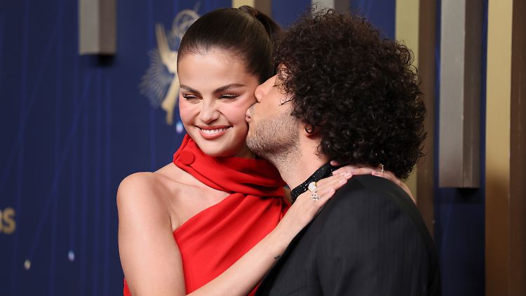 Ein Küsschen in Ehren kann niemand verwehren: Selena Gomez und Benny Blanco.