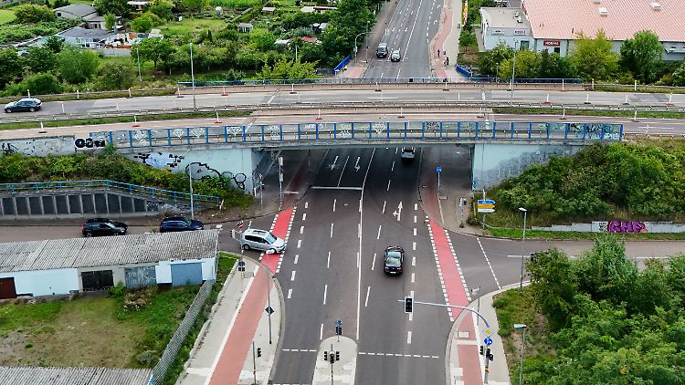 Die Brücke über der Brenneckestraße in Magdeburg wurde im August wegen Einsturzgefahr komplett gesperrt.