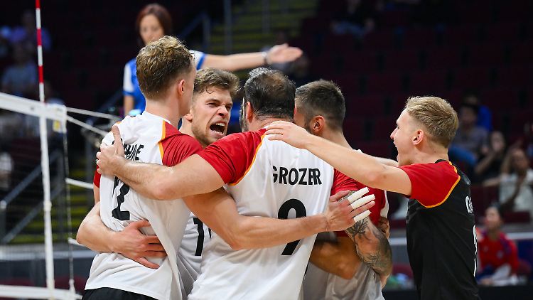 Die deutschen Volleyball sind nach dem Sieg gegen Chile erleichtert.