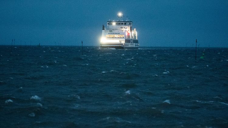 Wegen des Sturms fallen auch einige Fährverbindungen aus. So können aufgrund der Wetterlage die Fahrten des Katamarans "Halunder Jet" am Montag und am Dienstag nicht stattfinden.