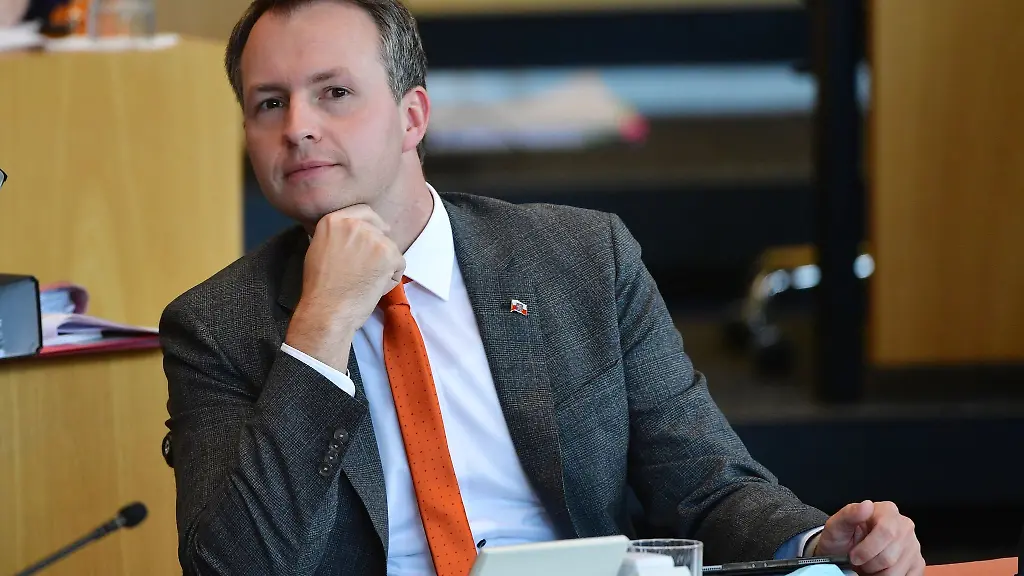 Andreas-Buehl-Abgeordneter-verfolgt-eine-Debatte-im-Plenarsaal-des-Thueringer-Landtags