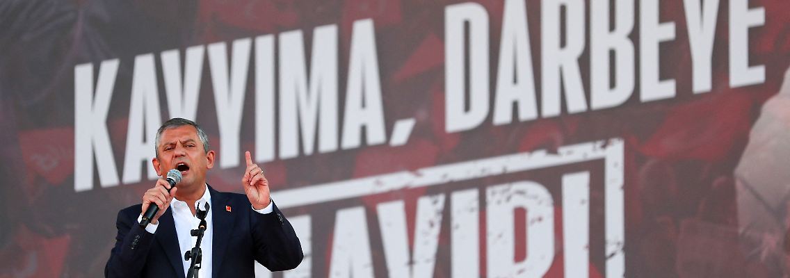 2025-09-14T162207Z_804867951_RC2QRGAOM135_RTRMADP_3_TURKEY-OPPOSITION-CRACKDOWN-RALLY.JPG