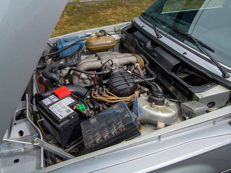 Freude am Fahren durch Freude am Motor? Zumindest aus heutiger Sicht wirken die 143 PS aus dem Sechszylinder im BMW 323i relativ bescheiden.