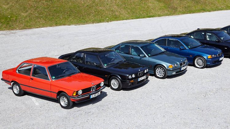 BMW-3er-Ahnengalerie: Ein roter E21 mit seinen Nachfolgern, bei denen die E30 Baureihe (rechts daneben) zu den beliebtesten gehört.