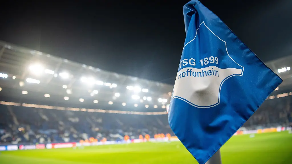 Eine-Eckfahne-mit-dem-Logo-der-TSG-1899-Hoffenheim-steht-im-Stadion