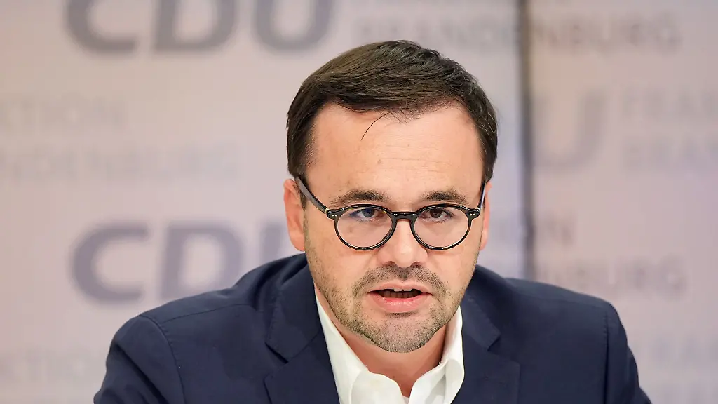 Brandenburgs-CDU-Fraktionschef-Jan-Redmann-aufgenommen-waehrend-einer-Pressekonferenz