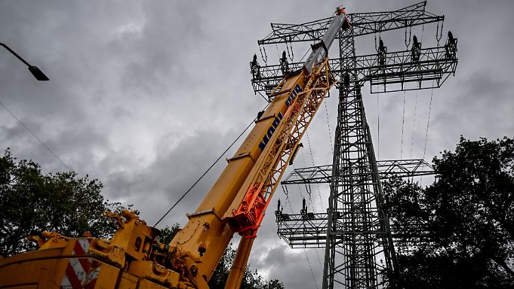 Die Reparaturarbeiten nach dem Berliner Stromausfall werden wohl noch Monate dauern.