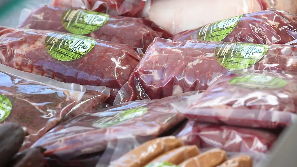 Wildprodukte-liegen-in-einem-Verkaufswagen-auf-dem-Greifswalder-Wochenmarkt