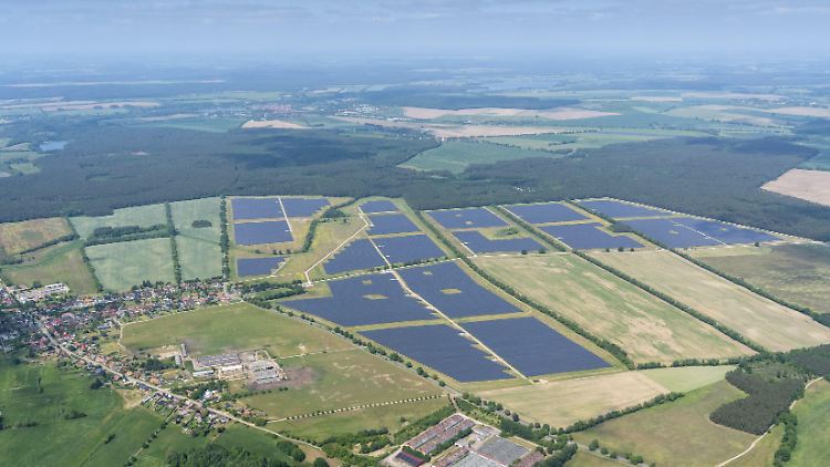 Zu Spitzenzeiten werde derzeit häufig zu viel Solarstrom produziert, urteilt Reiche.
