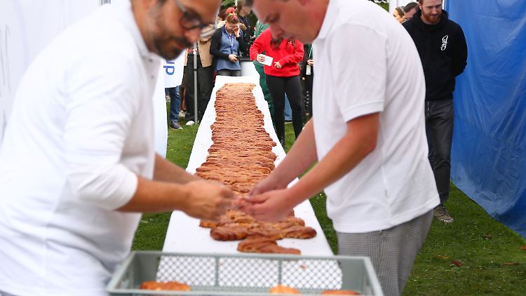 Das zehn Meter lange Franzbrötchen durfte anschließend von den Besucherinnen und Besuchern der Veranstaltung verspeist werden.
