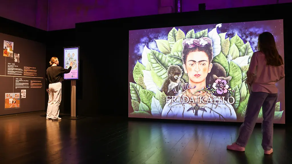 Eine-Mitarbeiterin-steht-bei-einem-Presserundgang-in-der-Ausstellung-Viva-Frida-Kahlo