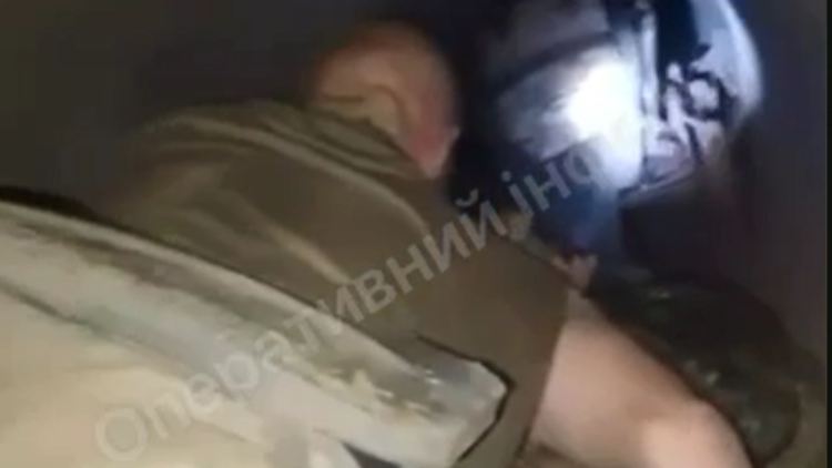 Ein russisches Video zeigt, wie ein Soldat sich in einer engen Gasleitung vorarbeitet. 