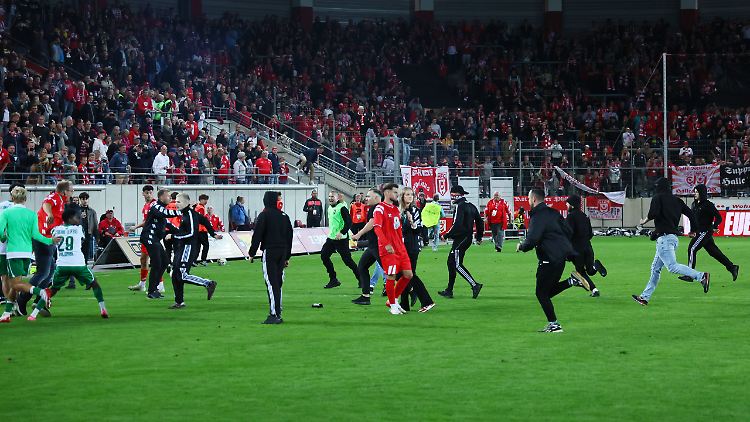 Leipziger Spieler flüchten.