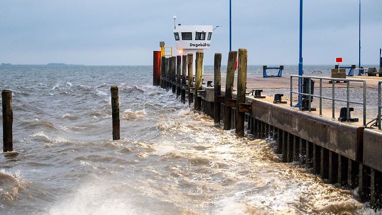 Bisher ist das Wasser im nordfriesischen Dagebüll nur etwas bewegter - der Pegelstand soll aber noch deutlich steigen. 