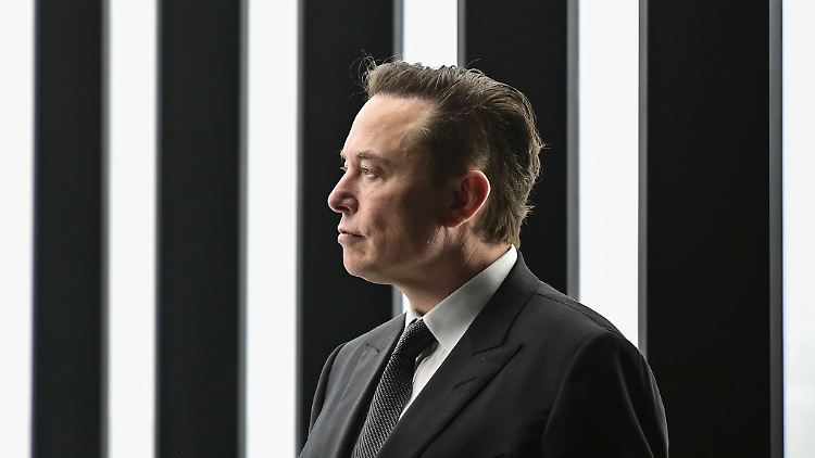 Elon Musk lässt den Tesla-Kurs vor einer wichtigen Aktionärsabstimmung mit einem Aktienkauf steigen. (Archivbild)