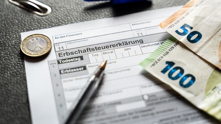 Derzeit könne ein Elternteil alle zehn Jahre 400.000 Euro steuerfrei an ein Kind verschenken oder vererben, so SPD-Generalsekretär Tim Klüssendorf.