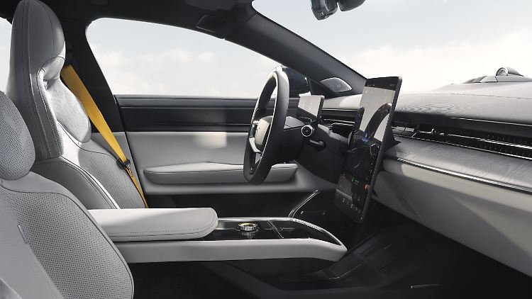 Innen gibt es die klassische Polestar-Architektur mit den beiden typischen Screens.