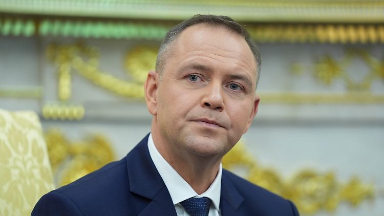 Der polnische Präsident Karol Nawrocki hört im Oval Office des Weißen Hauses während eines Treffens mit US-Präsident Trump zu. 