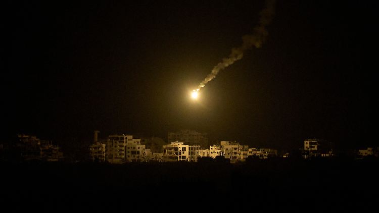 Eine Leuchtrakete der israelischen Armee über zerstörten Gebäuden im Norden Gazas. 