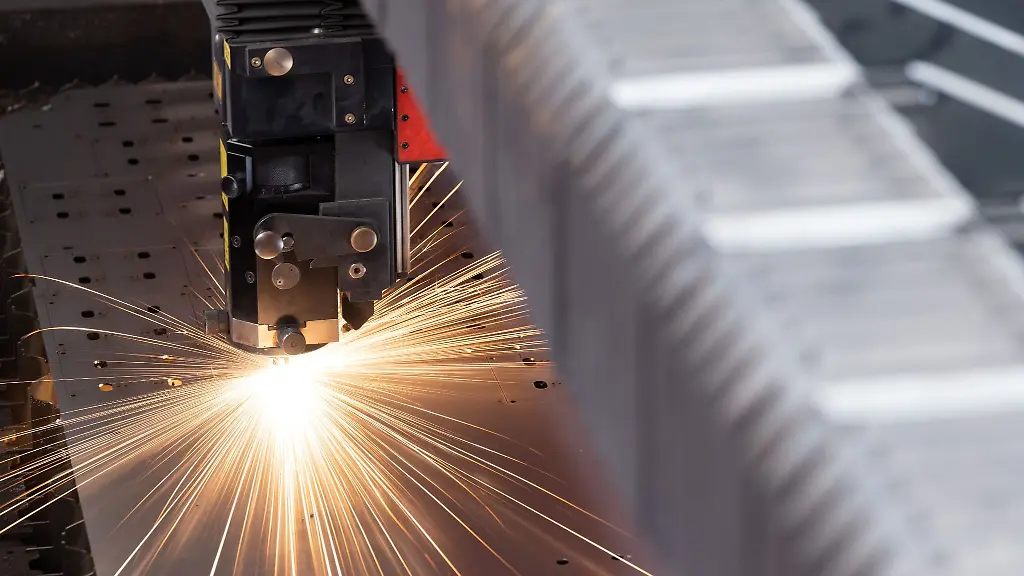 Eine-Metallplatte-wird-in-einer-Produktion-bearbeitet