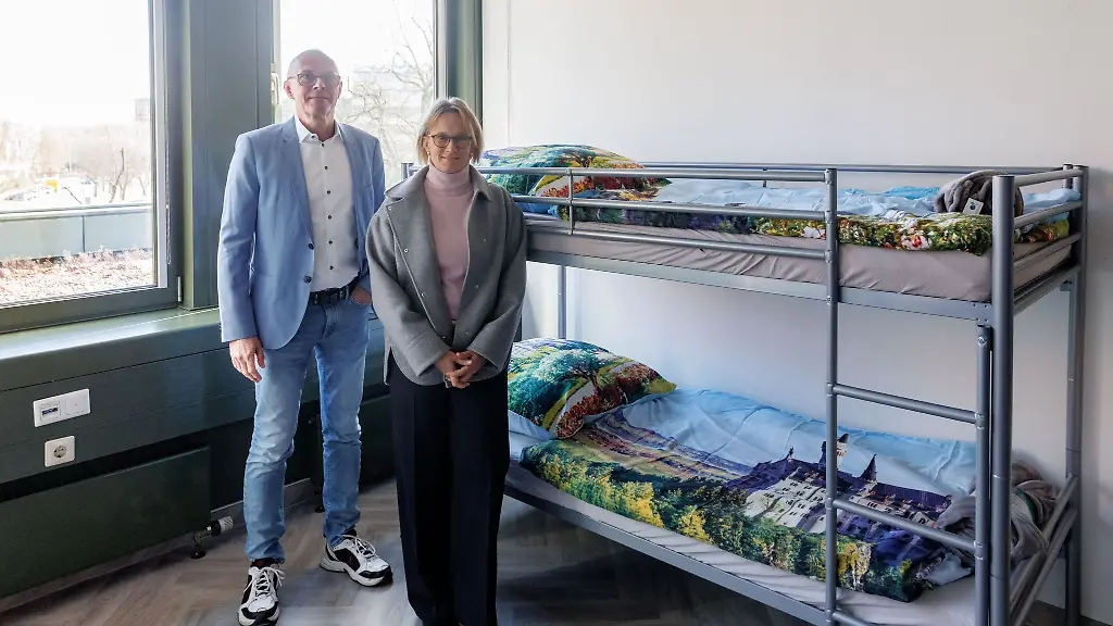 Bezirksamtsleiter-Michael-Werner-Boelz-und-Gesundheitssenatorin-Melanie-Schlotzhauer-SPD-besichtigen-einen-fuer-Fluechtlinge-eingerichteten-Wohnraum-in-der-leerstehende-Postbank-Zentrale-in-der-City-Nord