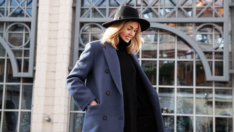 Der Blazer-Mantel ist einer der Mantel-Trends 2025, der jetzt von Fashionistas getragen wird.