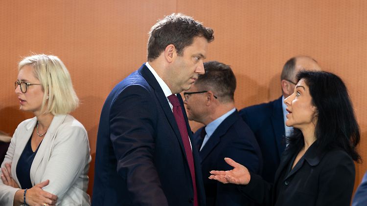 Der Ausbau der Erneuerbaren, der muss uneingeschränkt weitergehen", sagte der SPD-Chef.