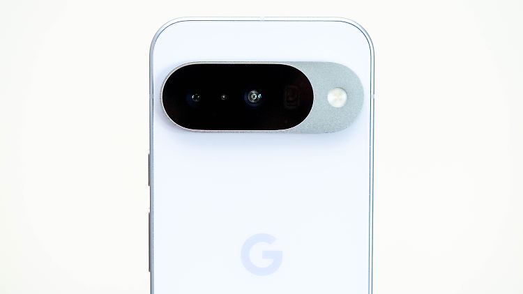 Google Pixel 10 in der Farbe "Frost".