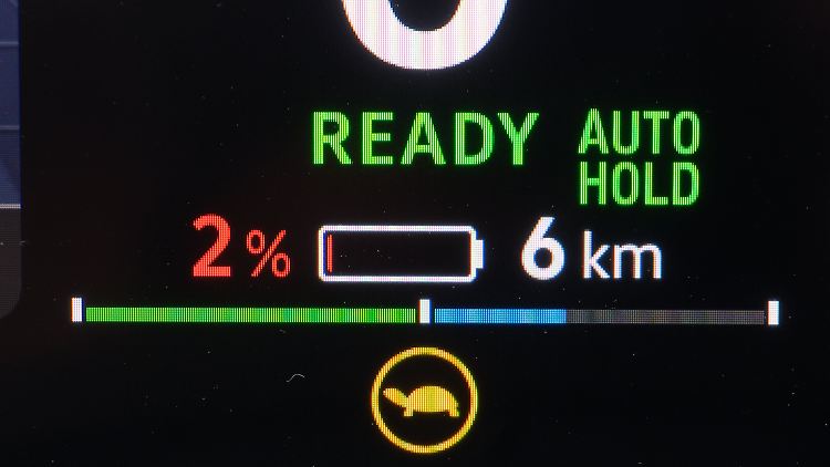Nur noch 2 Prozent? Aktuelle Auto-Modelle warnen laut ADAC frühzeitig bei niedriger Restreichweite.