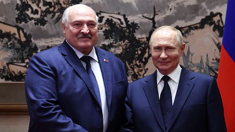 Belarus ist ein enger Verbündeter Russlands. Lukaschenko hat es Putin gestattet, sein Land für den russischen Einmarsch in die Ukraine zu nutzen.