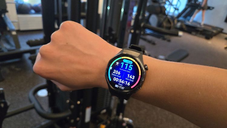 Die Huawei Watch GT 6 Pro punktet mit robustem Design, langer Akkulaufzeit und vielseitigen Sportfunktionen – die Steuerung über Touchscreen und Tasten gelingt dabei angenehm intuitiv.