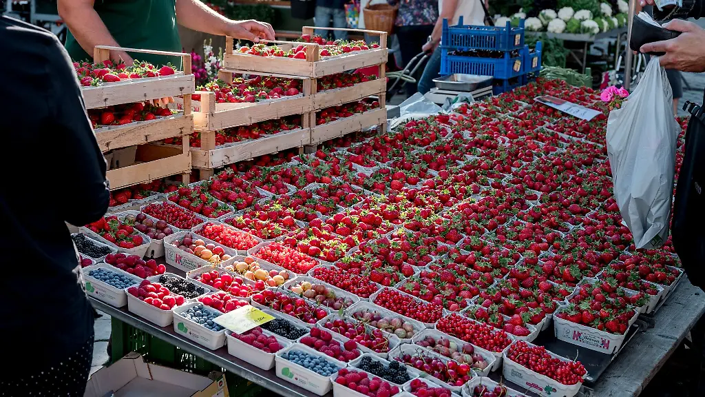 Ein-Marktstand-verkauft-Erdbeeren-Heidelbeeren-und-Himbeeren
