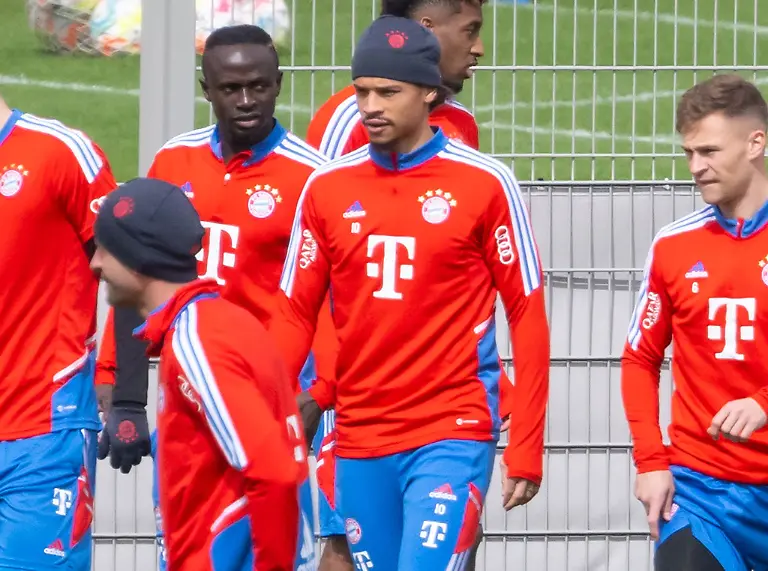 Sadio-Mane-l-und-Leroy-Sane-beim-Bayern-Training-an-der-Saebener-Strasse
