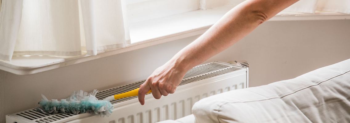 Saubere Heizkörper: Staub und Schmutz mindern die Wärmeabgabe und sollten regelmäßig entfernt werden.