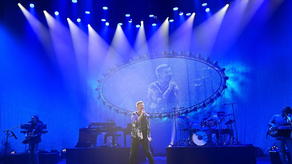 Saenger-Hartmut-Engle-singt-bei-der-Tournee-Generalprobe-in-der-MHP-Arena-in-Ludwigsburg