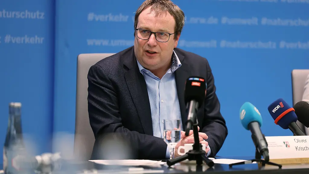 Oliver-Krischer-Buendnis-90-Die-Gruenen-Verkehrsminister-von-Nordrhein-Westfalen-spricht-bei-einer-Pressekonferenz