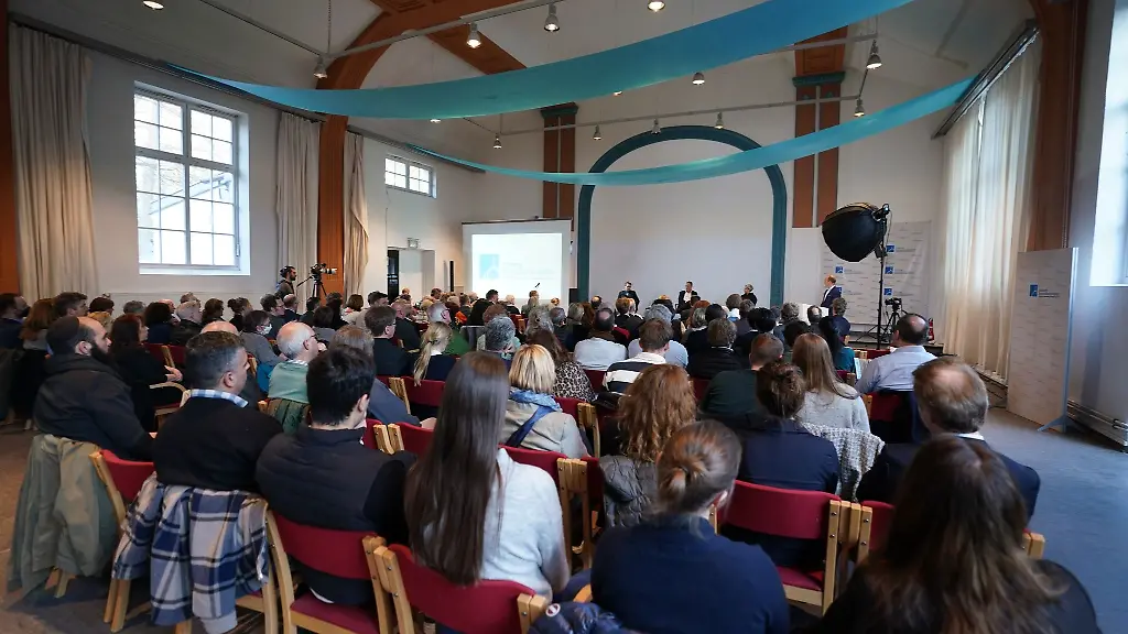 Menschen-nehmen-an-der-Veranstaltung-zum-Wiederaufbau-der-Synagoge-teil