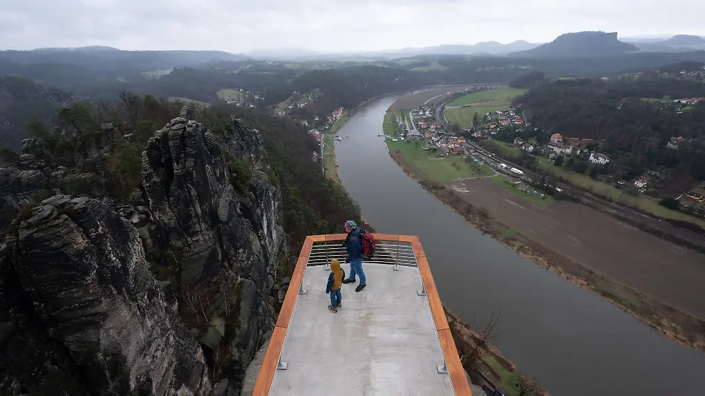 Passanten-stehen-auf-der-neuen-Aussichtsplattform-auf-dem-Basteifelsen-im-Nationalpark-Saechsische-Schweiz