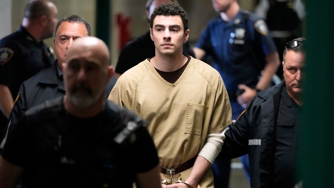 Luigi M. wird zum Staatsgericht eskortiert.