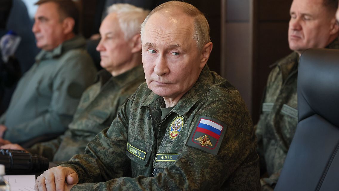 Russische Staatsmedien berichten, dass sich an dem Manöver auch weitere Verbündete Russlands beteiligten, darunter Iran und Indien.