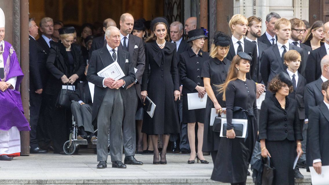 König Charles III., Prinz William und Prinzessin Catherine von Wales verlassen die Requiem-Messe für die Herzogin von Kent in der Westminster Cathedral in London.