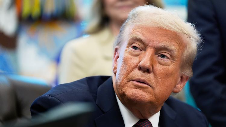 Trump hetzt gegen das Projekt, da Mehrfamilienhäuser in dem Vorort ein Novum wären.
