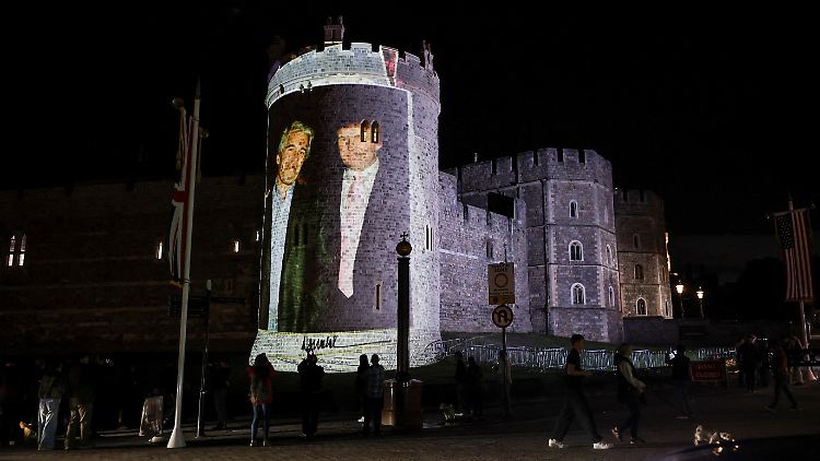 Dieses und weitere Fotos waren auf der Fassade von Schloss Windsor zu sehen.