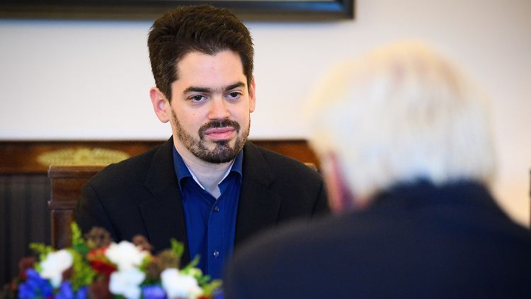 Der Dirigent Lahav Shani wurde unter anderem von Bundespräsident Steinmeier unterstützt. 