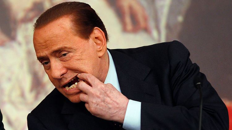 Was wirklich zählt: Während einer Pressekonferenz im im Palazzo Chigi kontrolliert Berlusconi seine Zähne.