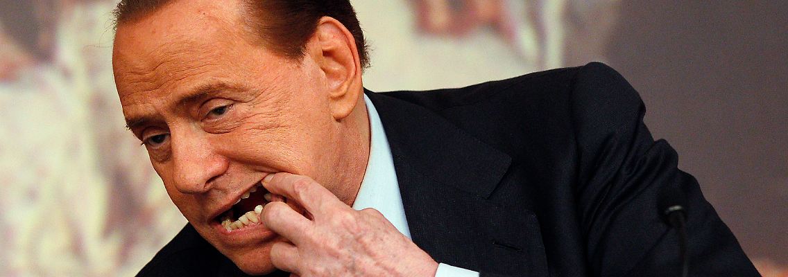 Was wirklich zählt: Während einer Pressekonferenz im im Palazzo Chigi kontrolliert Berlusconi seine Zähne.