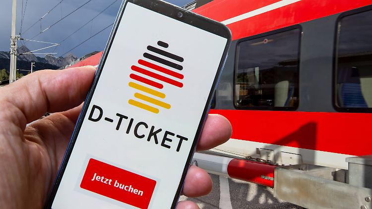 "Solche Debatten verunsichern die Fahrgäste und gefährden den Erfolg dieses Tickets," so Tabbert.