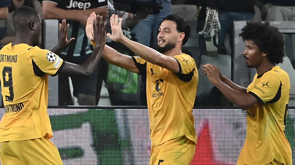 Auf dem Trikot von Guirassy steht gleich zweimal Dortmund (links).