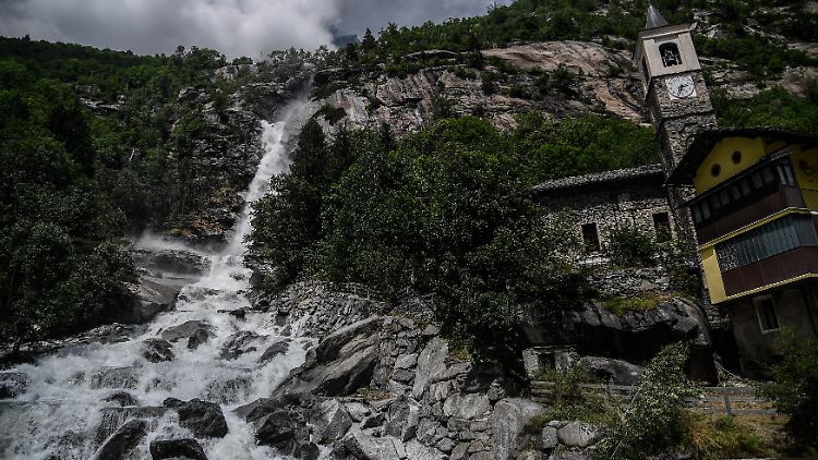 Der Wasserfall von Noasca hat eine Höhe von etwa 32 Metern.